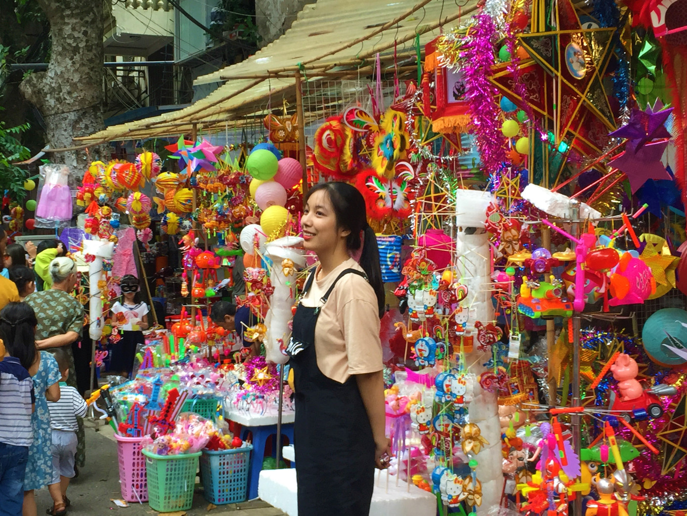 Nhiều chủ quán trên phố Hàng Mã bị xử lý vì treo biển thu tiền chụp ảnh ảnh 9