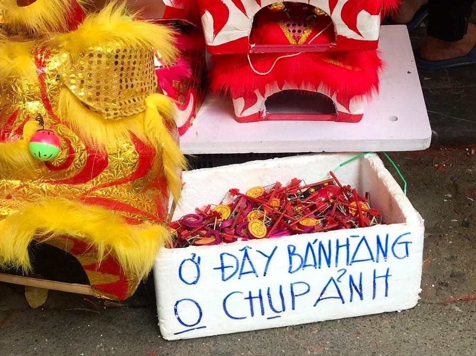 Nhiều chủ quán trên phố Hàng Mã bị xử lý vì treo biển thu tiền chụp ảnh ảnh 2