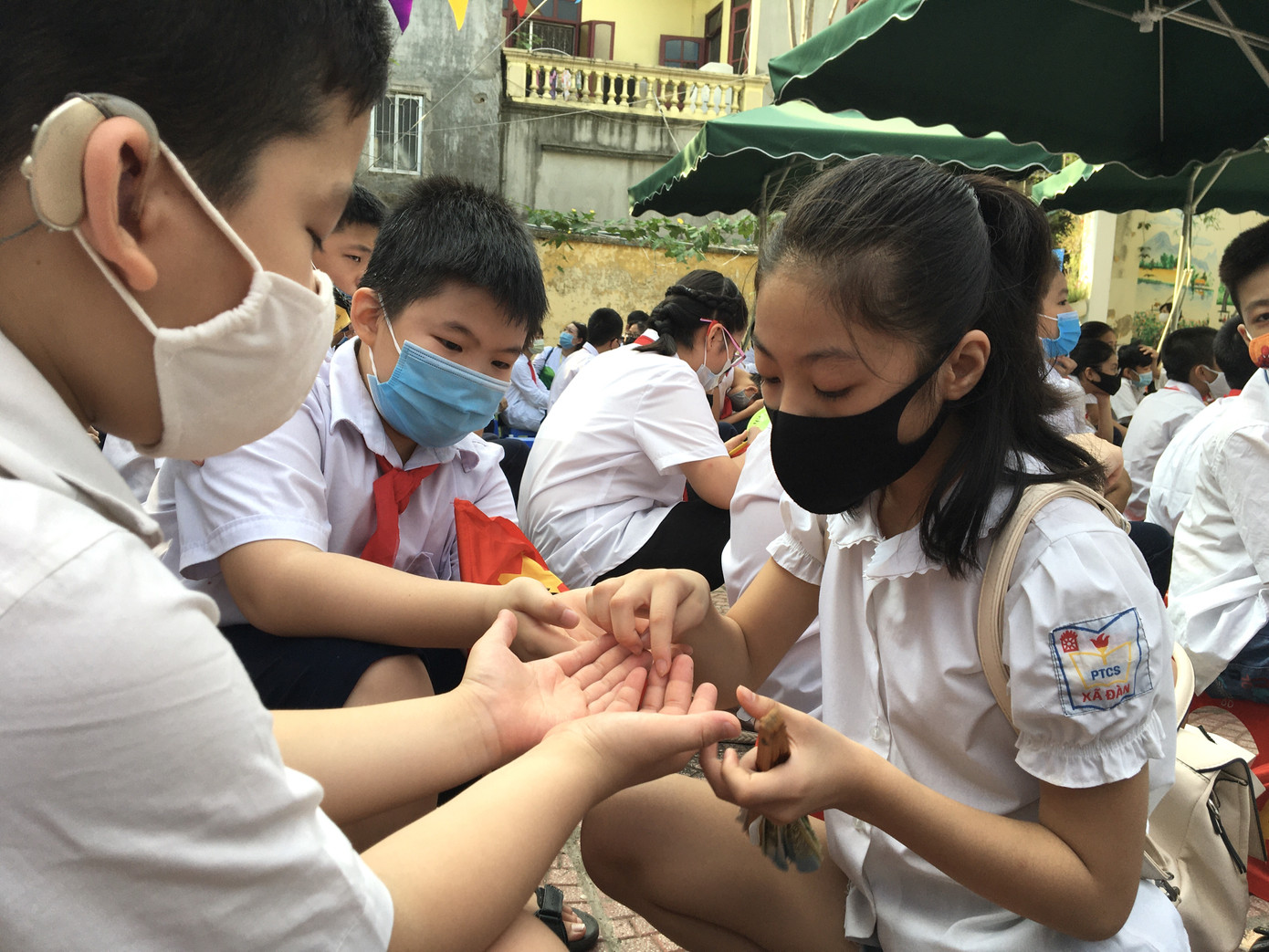 Lễ khai giảng ở ngôi trường học sinh hát Quốc ca bằng tay ảnh 7