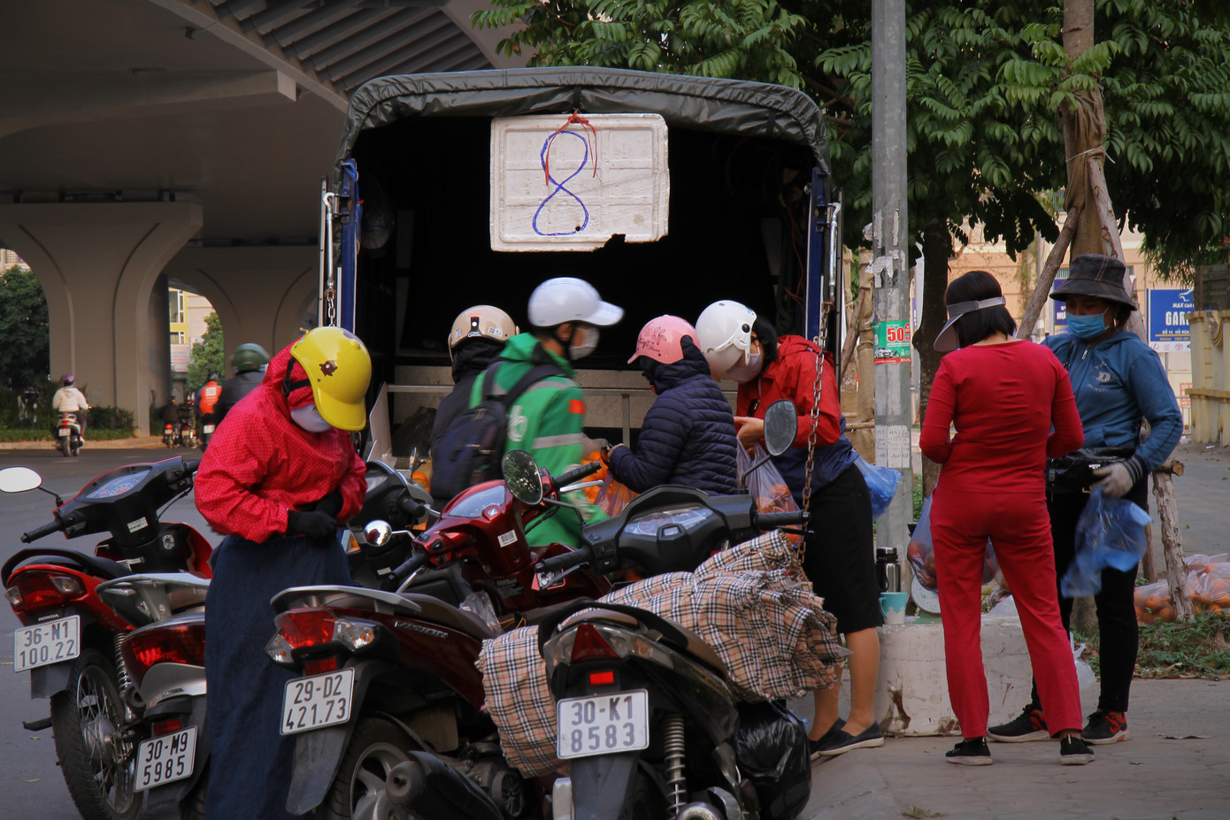 Hoa quả giá rẻ không rõ nguồn gốc bán trên phố Hà Nội vẫn hút khách ảnh 7