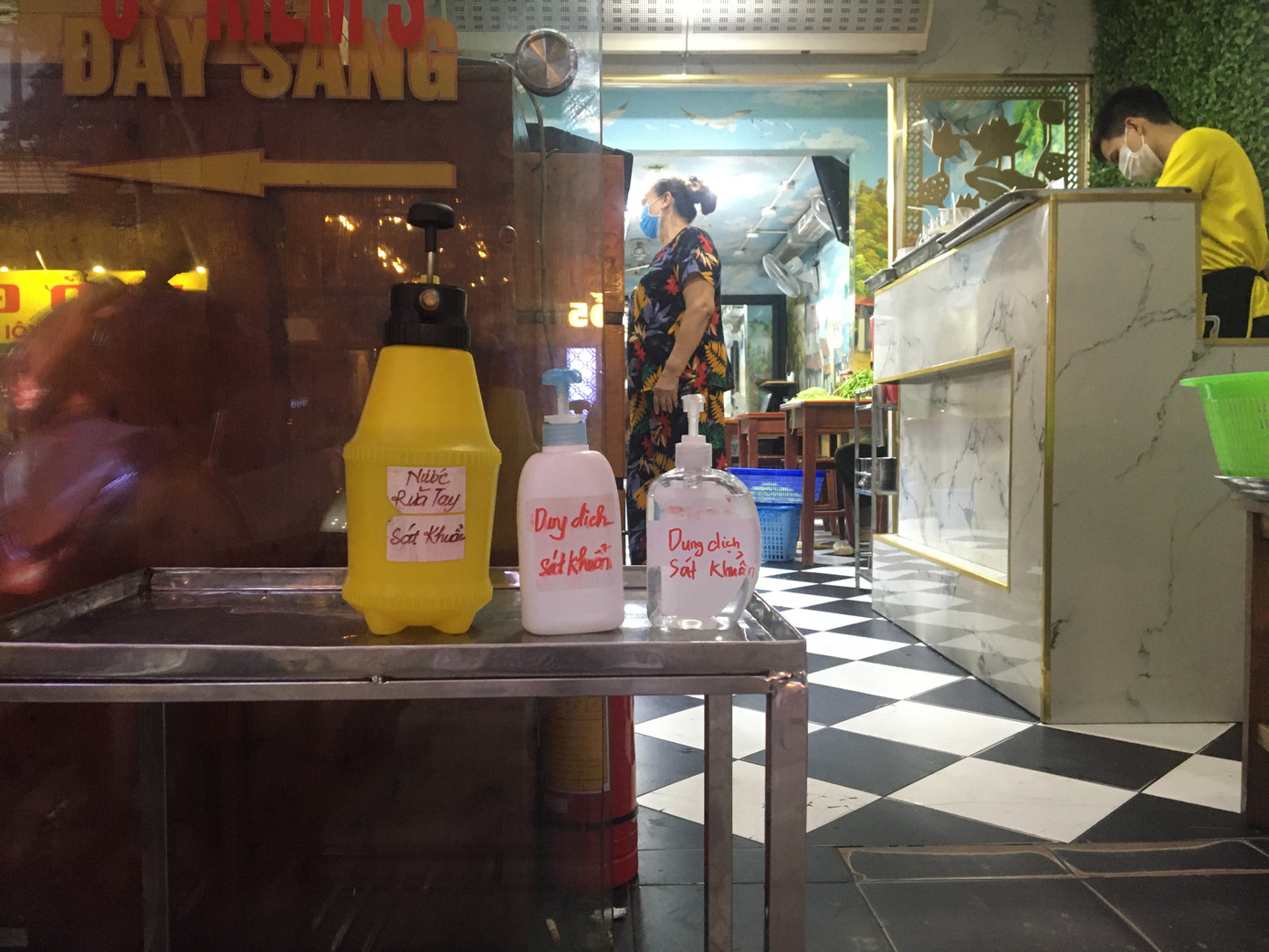 Phố cà phê, quán ăn Hà Nội thực hiện giãn cách phòng dịch COVID-19 thế nào? ảnh 3