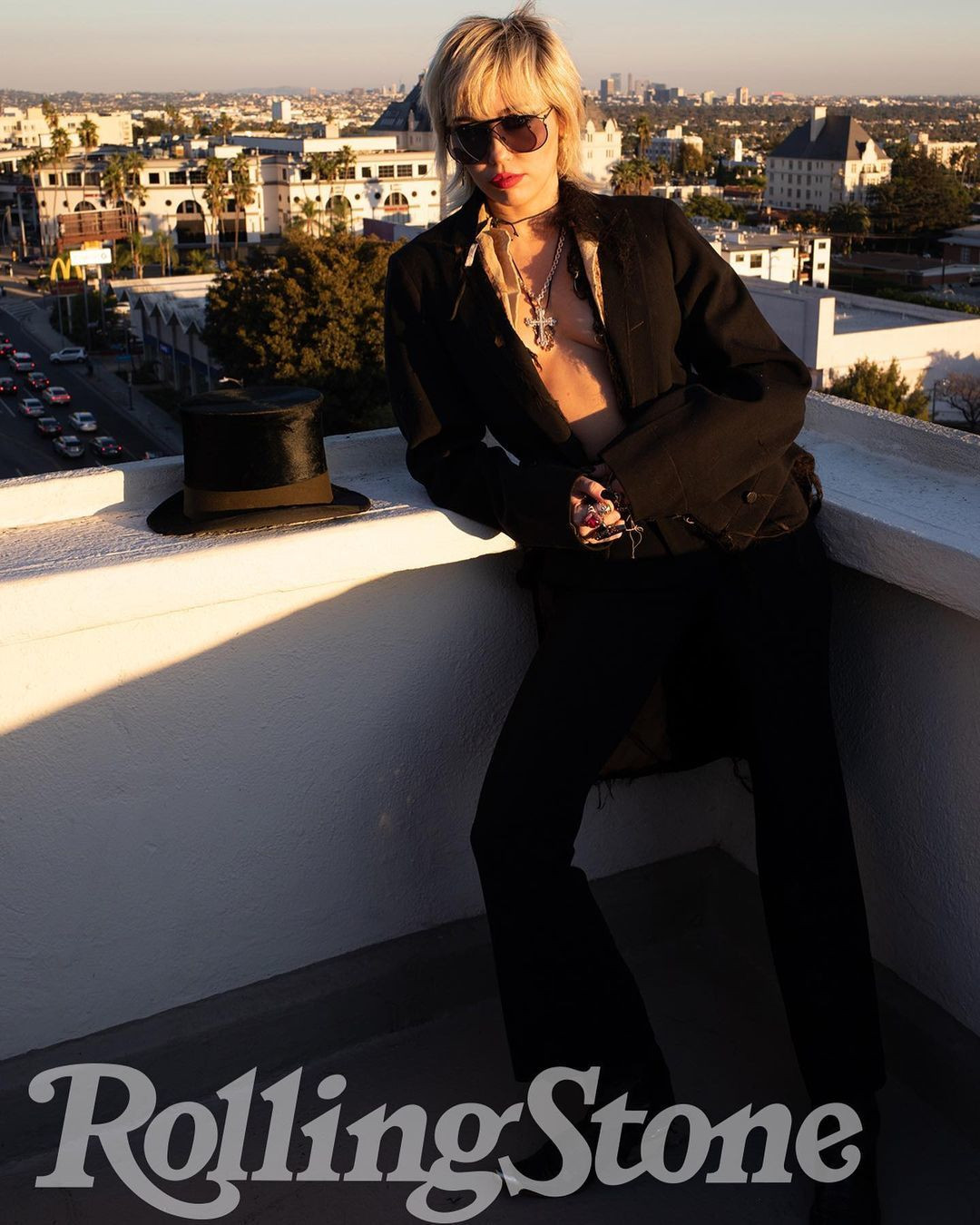 Miley Cyrus phô ngực trần táo bạo trên tạp chí ảnh 3