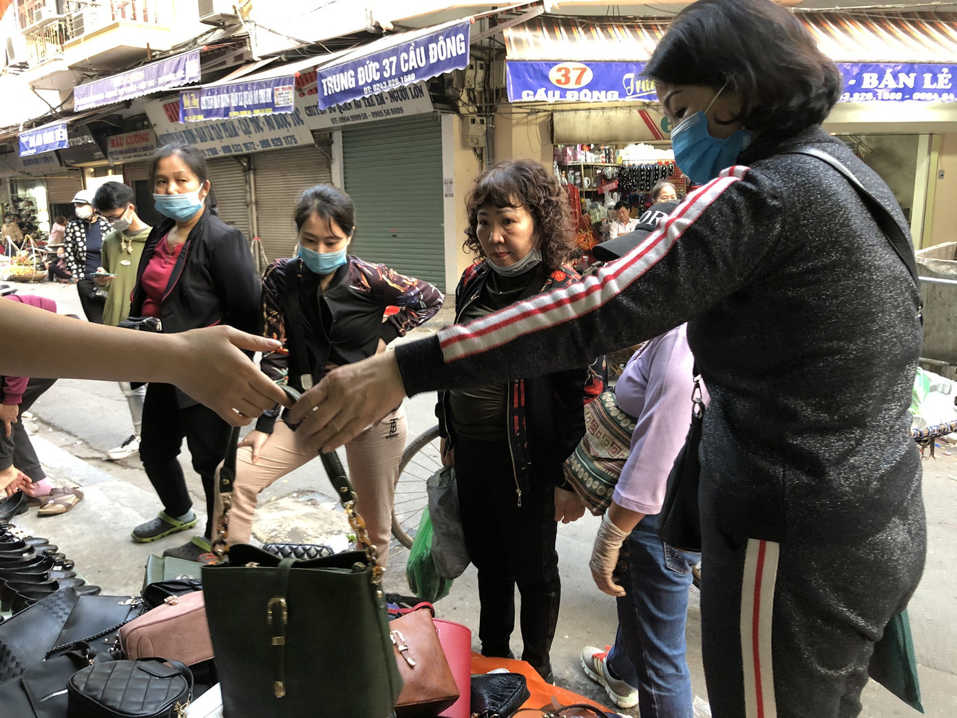 Dịch tái bùng phát phức tạp, người dân đến chợ đầu mối Hà Nội vẫn 'quên' khẩu trang ảnh 2