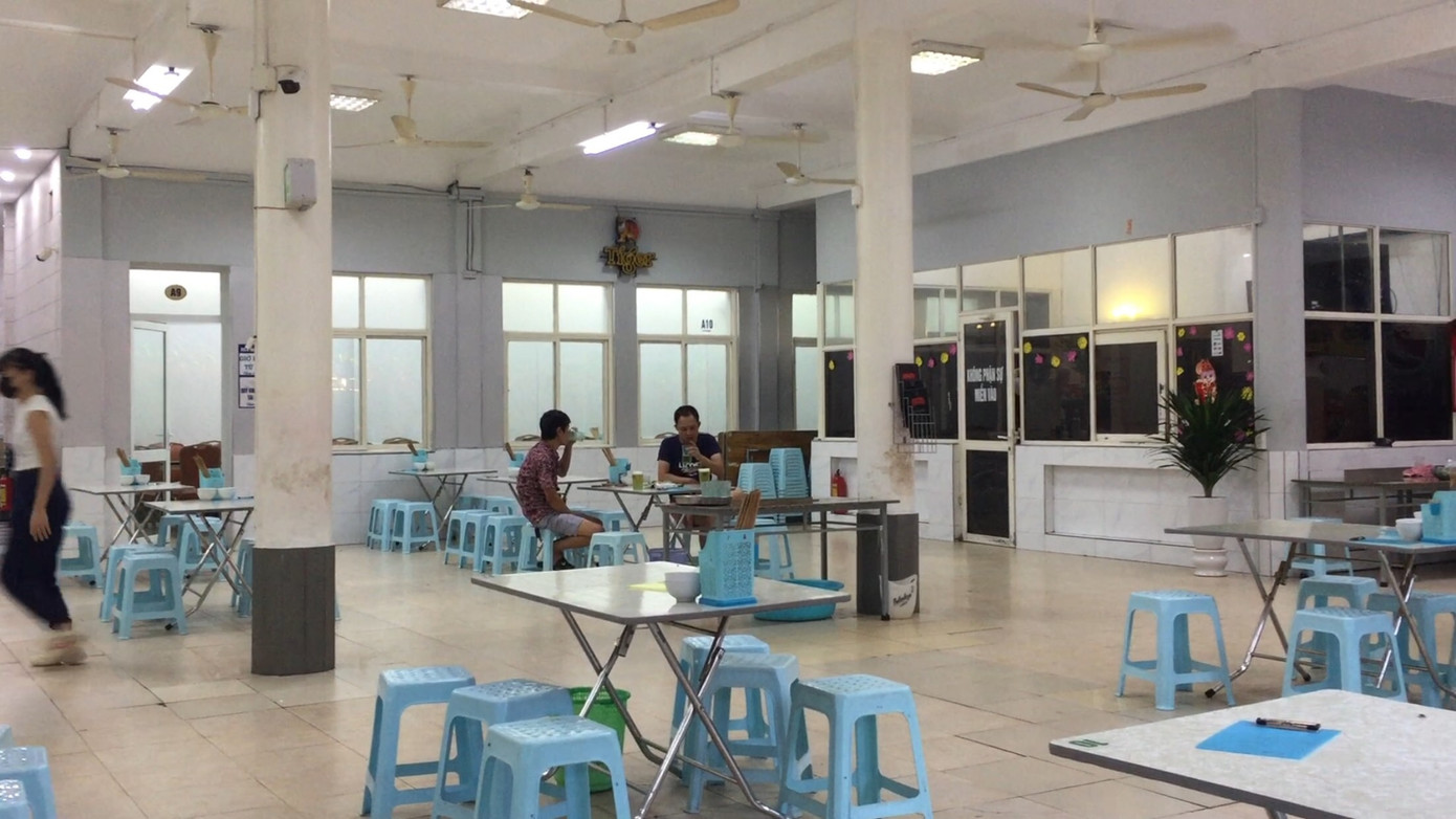 Phố cà phê, quán ăn Hà Nội thực hiện giãn cách phòng dịch COVID-19 thế nào? ảnh 6