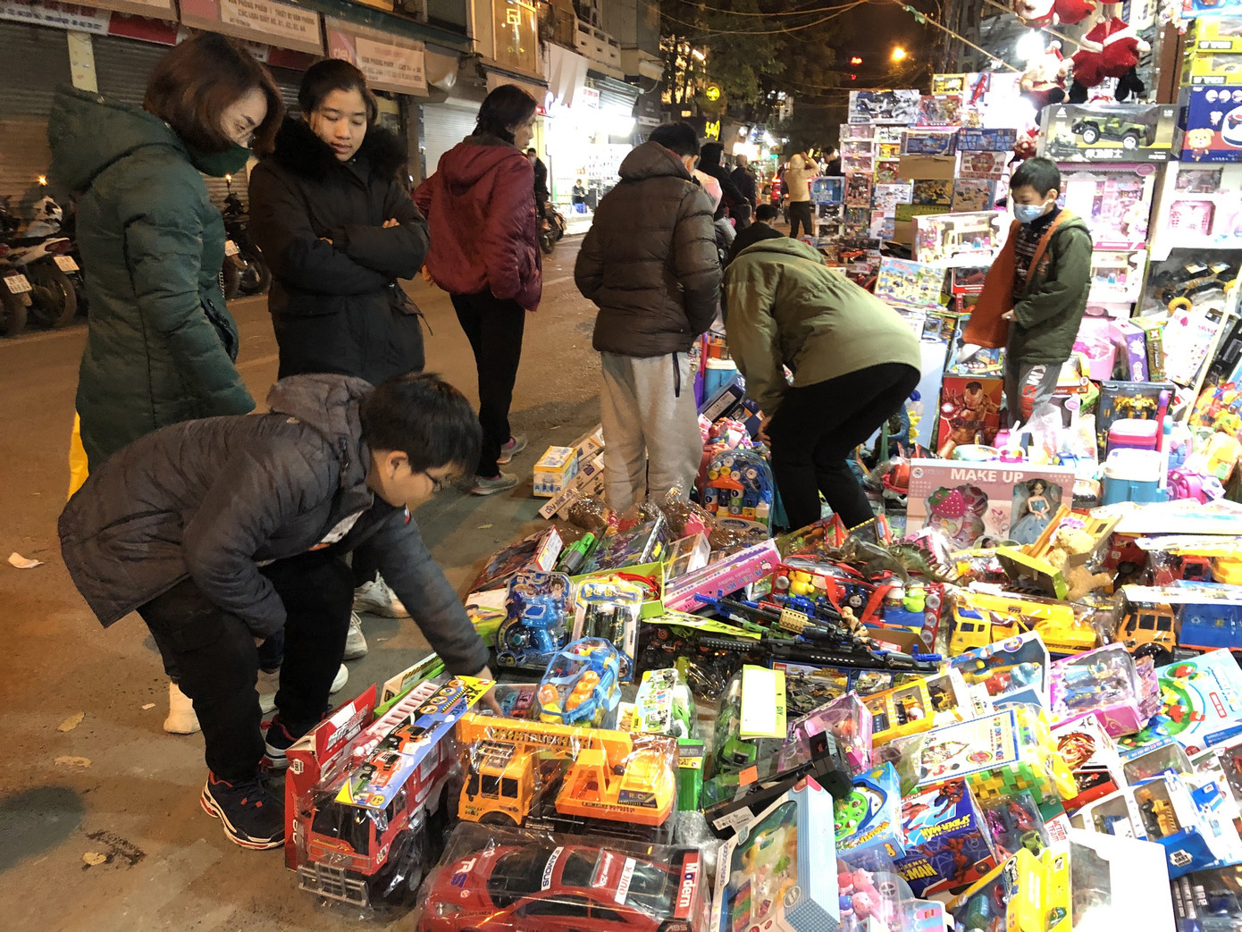 Nhộn nhịp thị trường đồ trang trí, quà tặng Noel ảnh 9