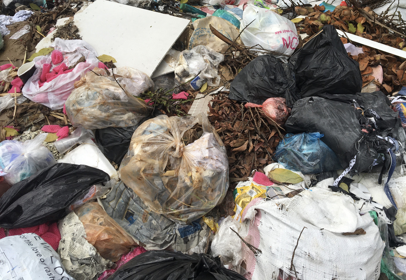 Hố trồng cây trên đường 'trăm tỷ' ở Hà Nội biến thành bãi rác ảnh 8