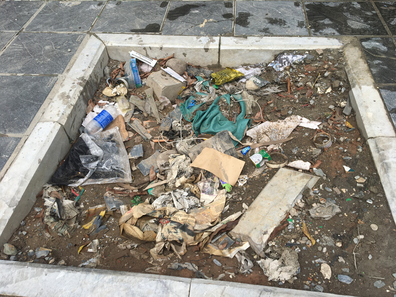 Hố trồng cây trên đường 'trăm tỷ' ở Hà Nội biến thành bãi rác ảnh 11