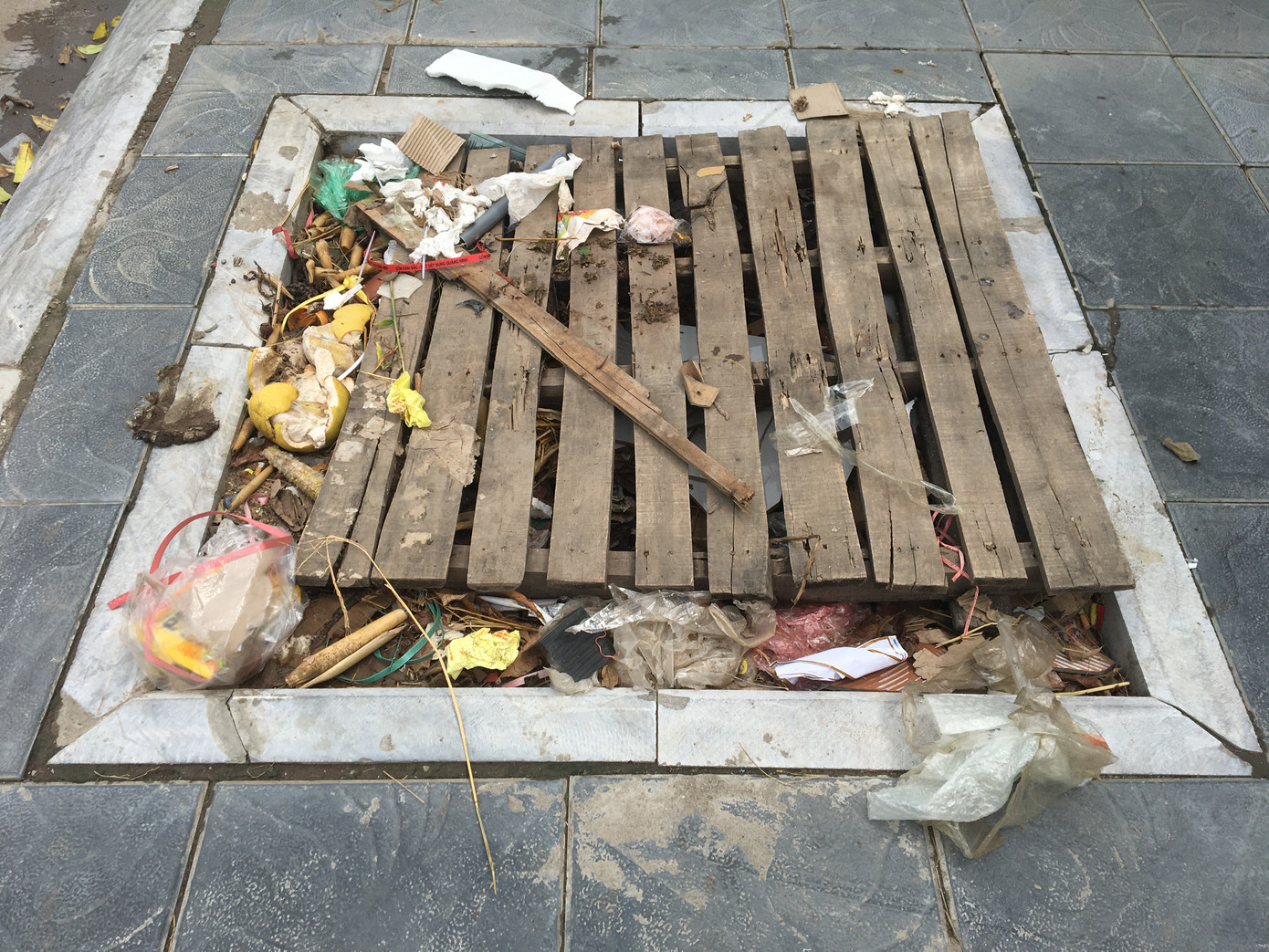 Hố trồng cây trên đường 'trăm tỷ' ở Hà Nội biến thành bãi rác ảnh 5