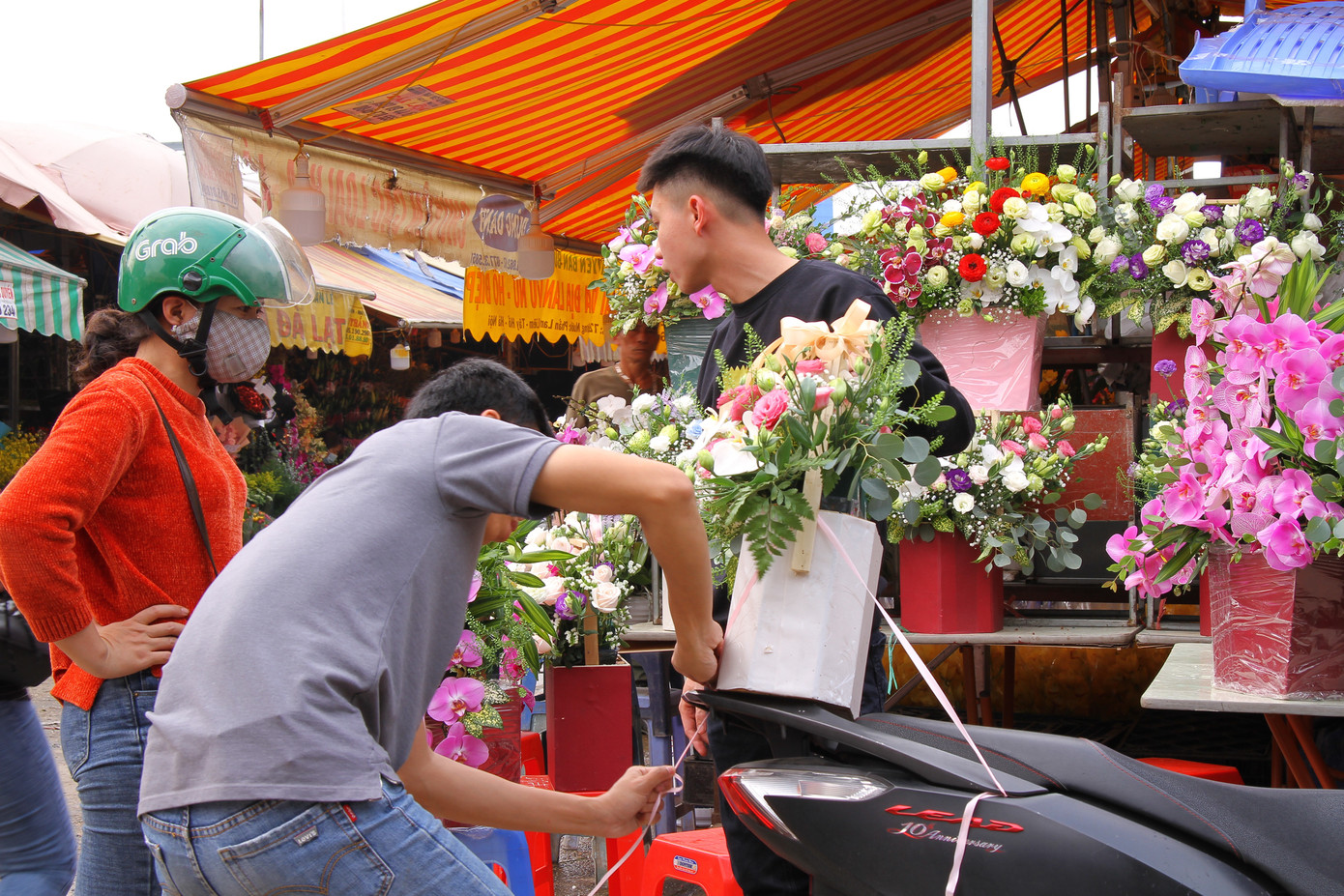 Giá hoa tăng vọt trước ngày 8/3, chủ hàng thuê thêm người chốt đơn online ảnh 8