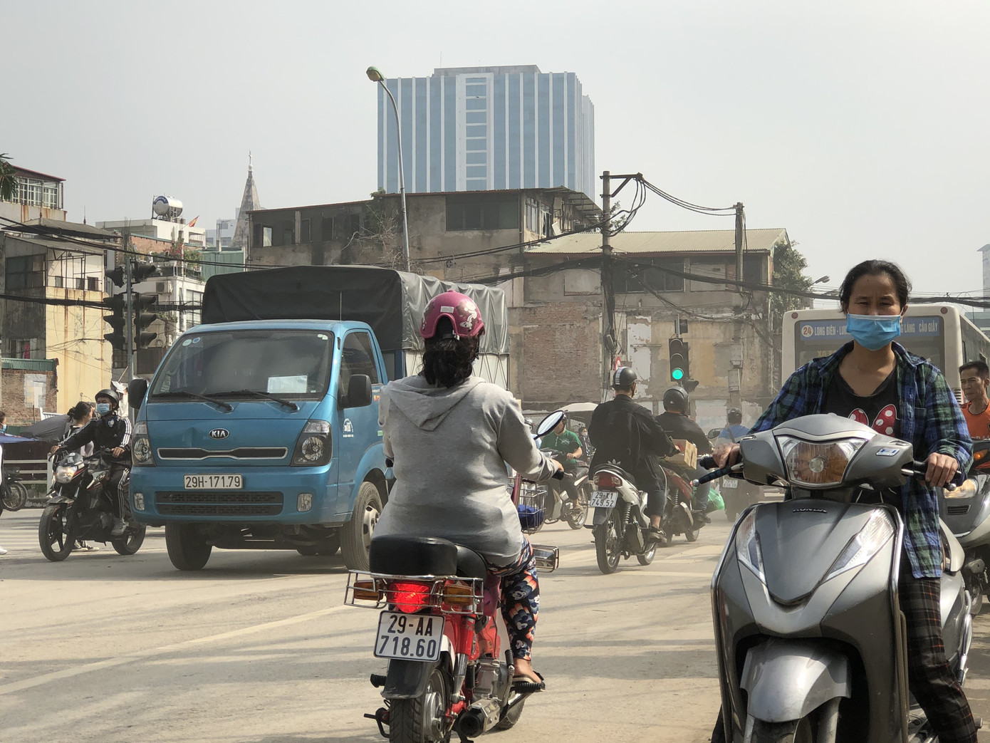 Những ‘con đường đau khổ’ đầy khói bụi ở Hà Nội ảnh 11