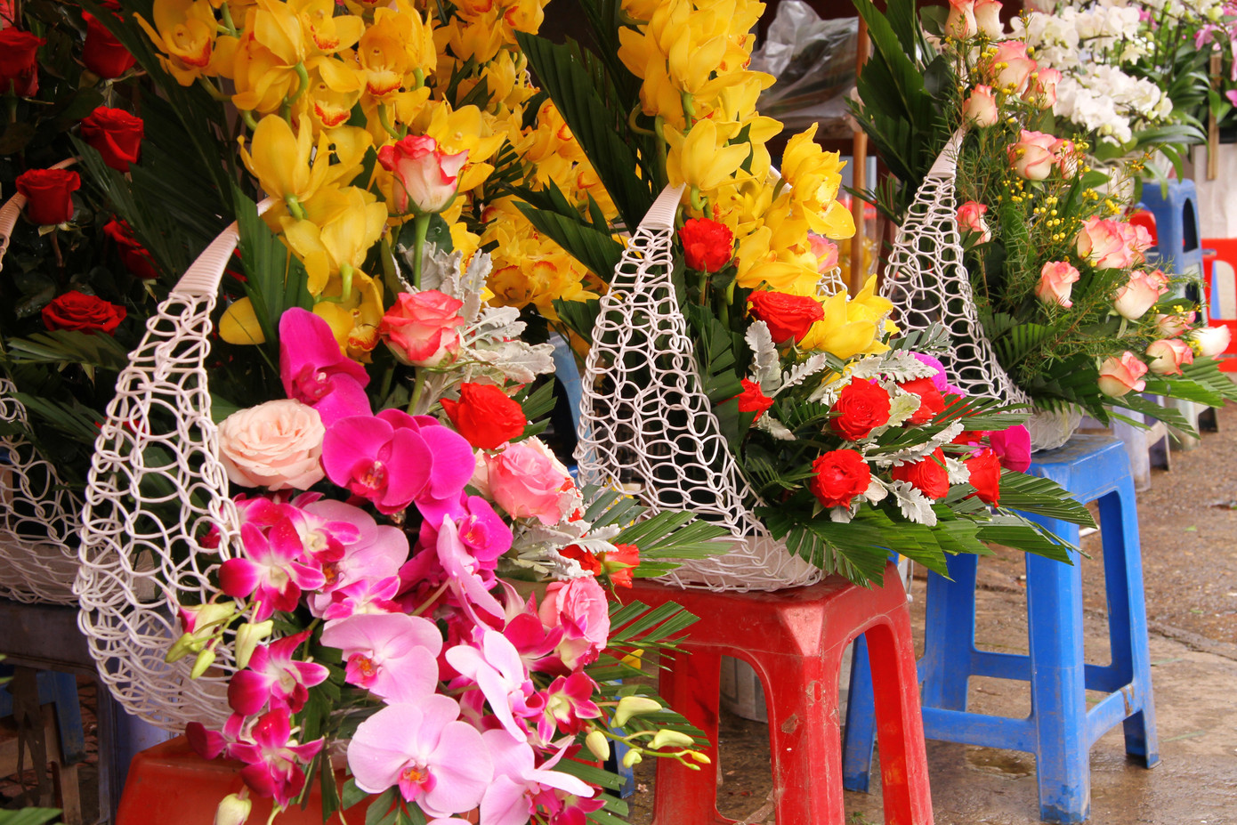 Giá hoa tăng vọt trước ngày 8/3, chủ hàng thuê thêm người chốt đơn online ảnh 3