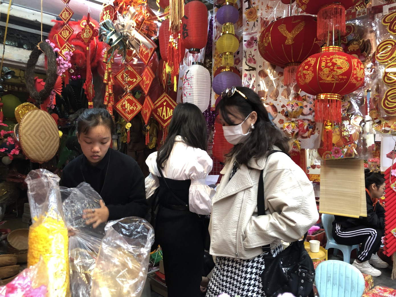 Đến hẹn lại lên, người dân chen chân ở phố Hàng Mã sắm Tết ảnh 16