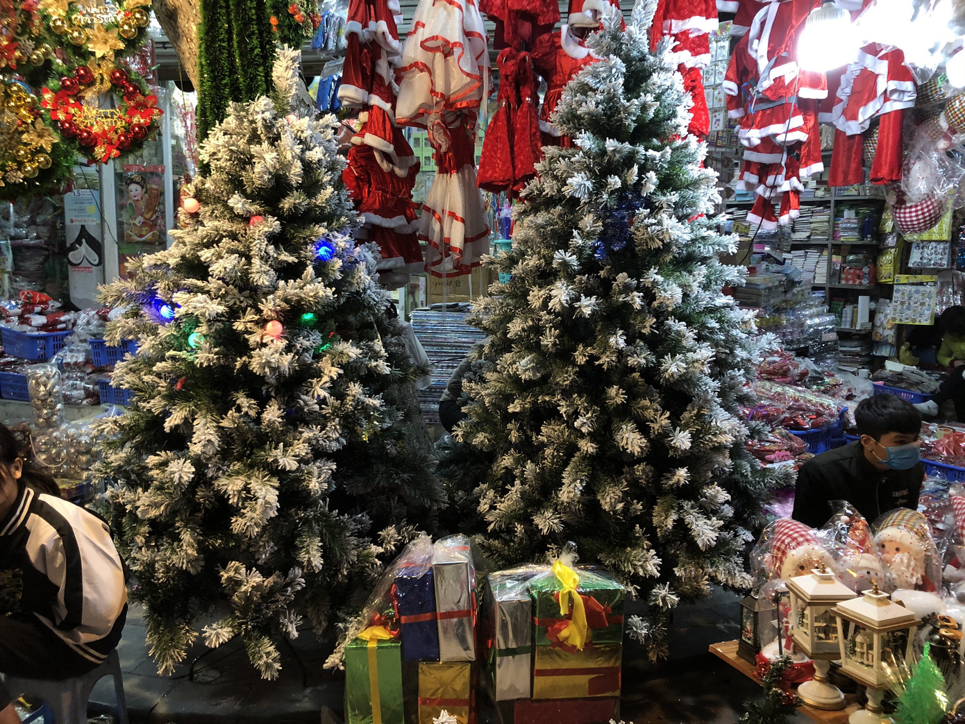 Nhộn nhịp thị trường đồ trang trí, quà tặng Noel ảnh 14