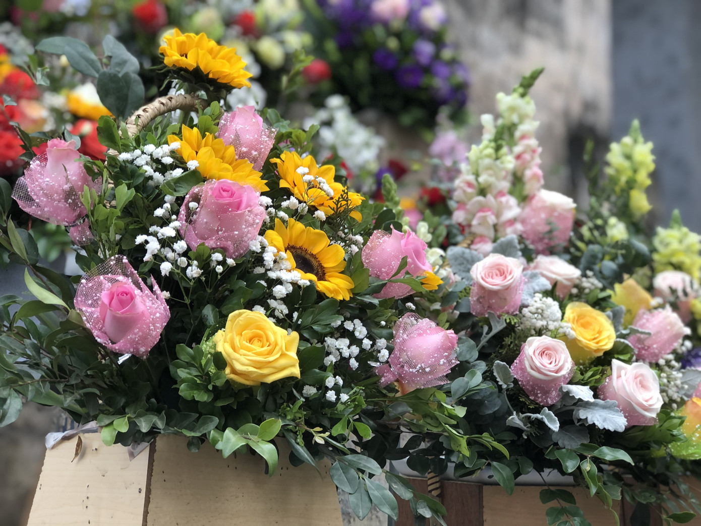 Giá hoa tăng vọt trước ngày 8/3, chủ hàng thuê thêm người chốt đơn online ảnh 2