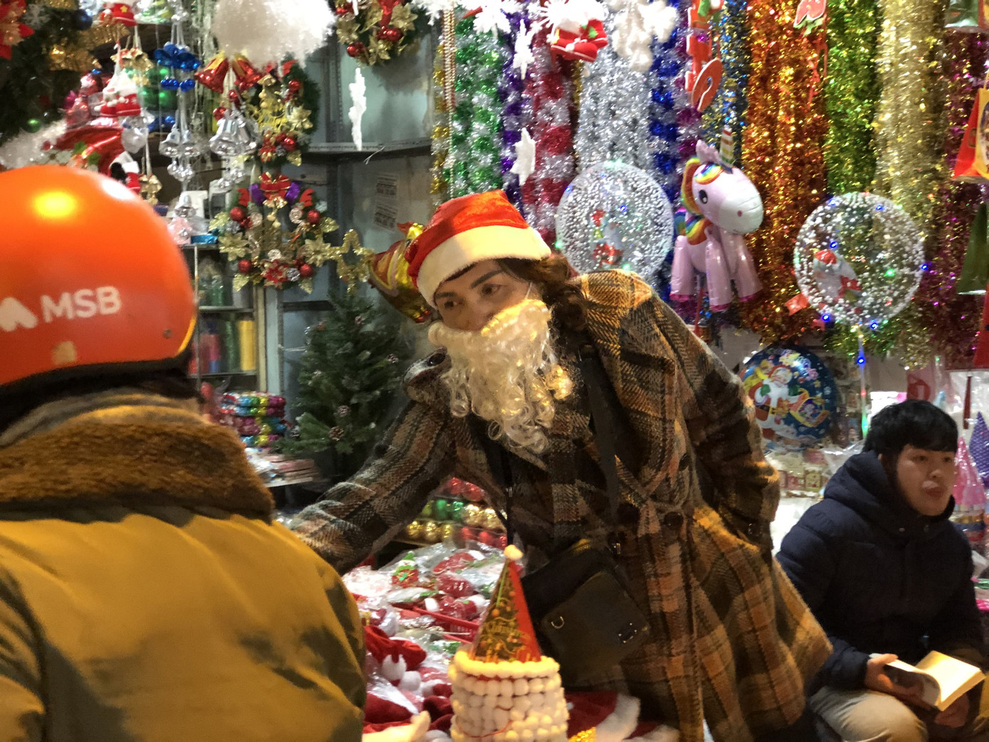 Nhộn nhịp thị trường đồ trang trí, quà tặng Noel ảnh 6