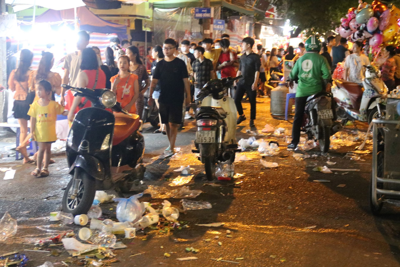Phố Hàng Mã ngập trong 'biển rác' sau đêm Trung thu ảnh 3