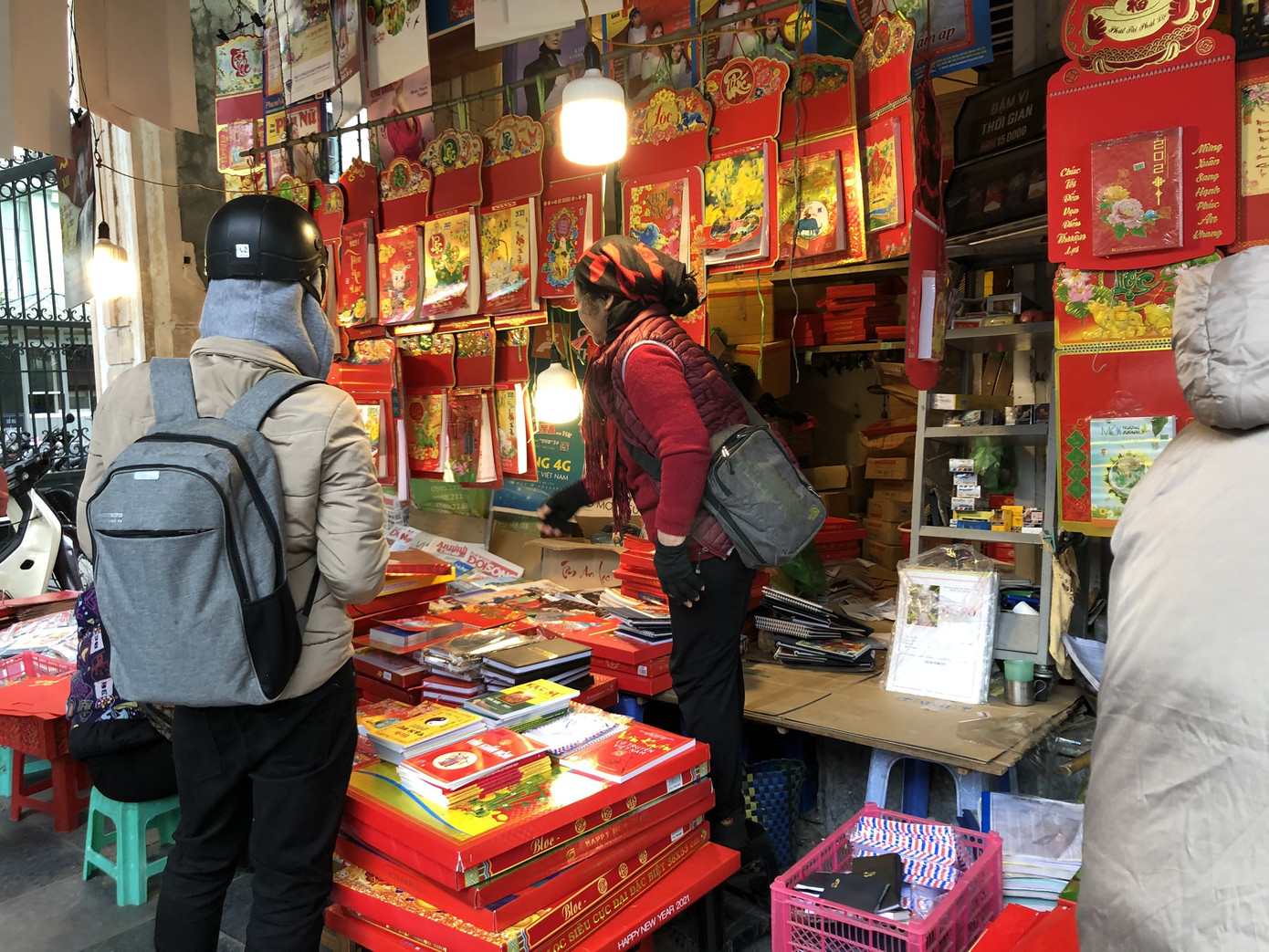 Tết Dương lịch đến gần, phố phường Hà Nội ngập tràn sắc đỏ ảnh 3