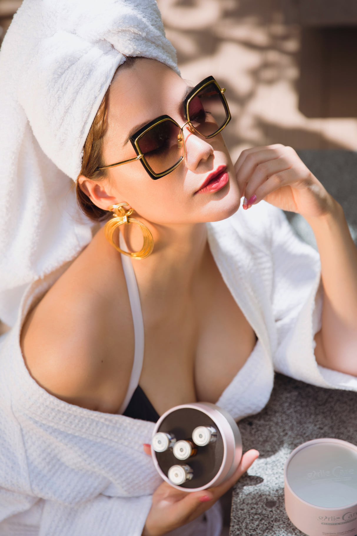 Trương Ngọc Ánh hờ hững quyến rũ bên bể bơi ảnh 1