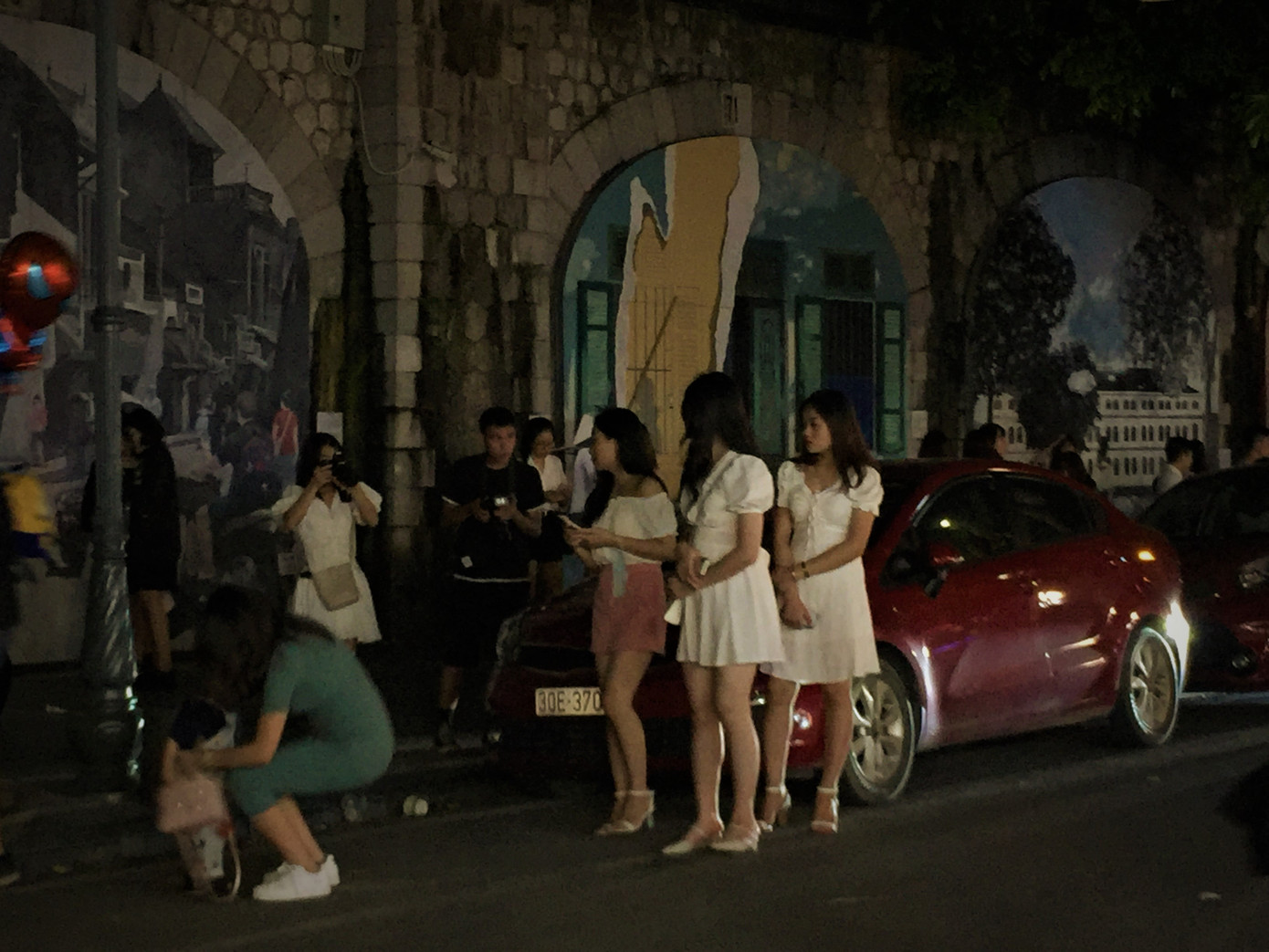 Phố bích họa Phùng Hưng treo đèn lồng đón Trung thu ảnh 8