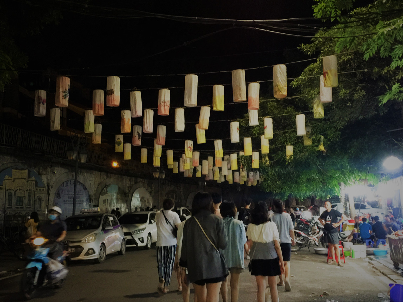 Phố bích họa Phùng Hưng treo đèn lồng đón Trung thu ảnh 13