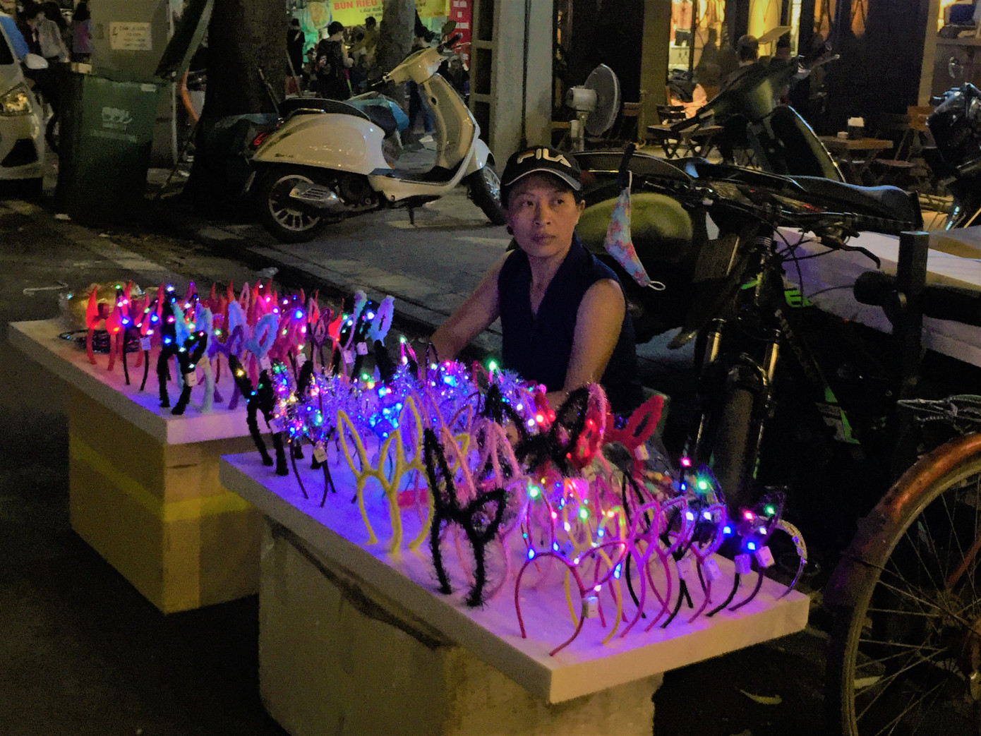 Phố bích họa Phùng Hưng treo đèn lồng đón Trung thu ảnh 10