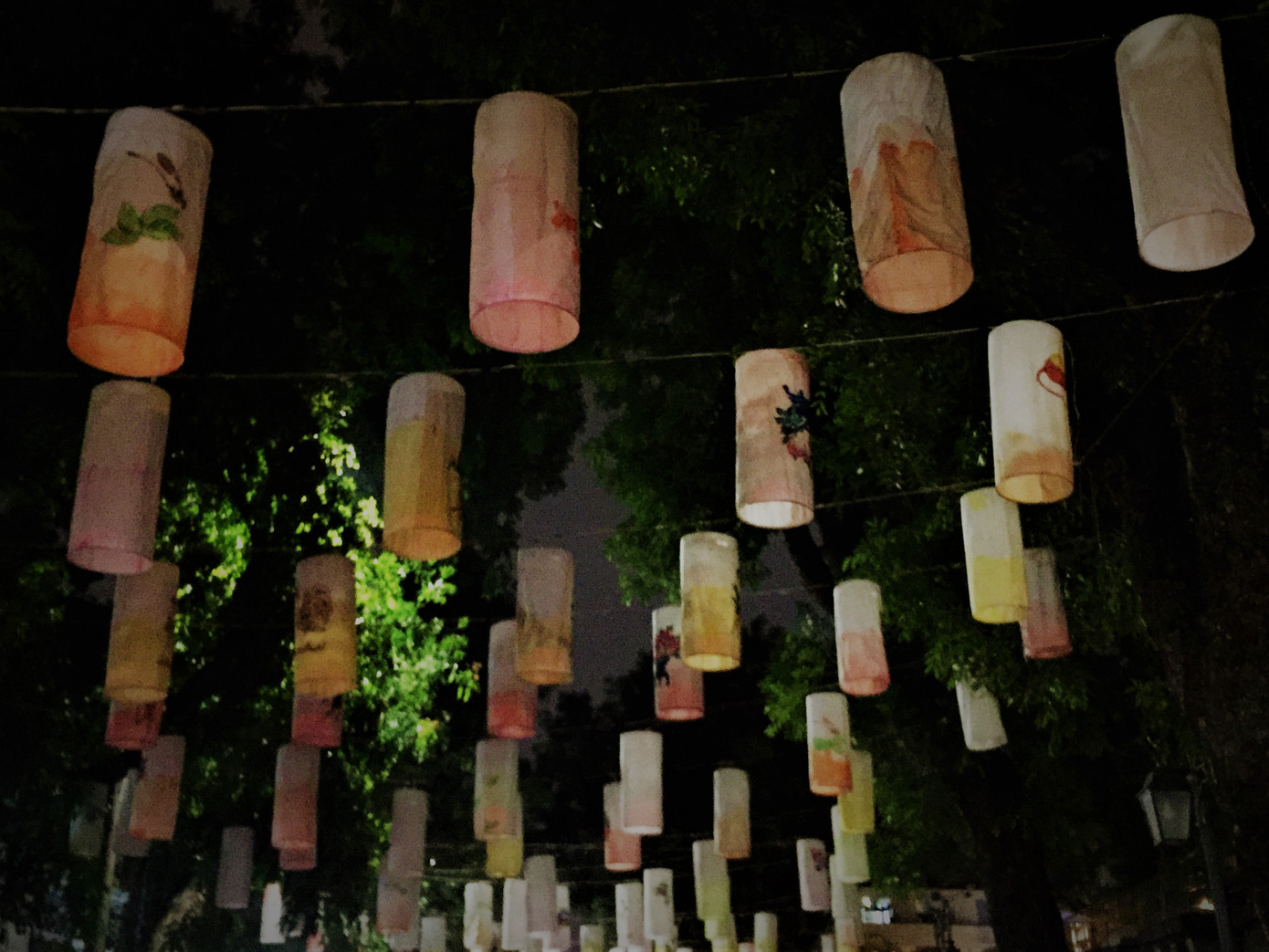 Phố bích họa Phùng Hưng treo đèn lồng đón Trung thu ảnh 11