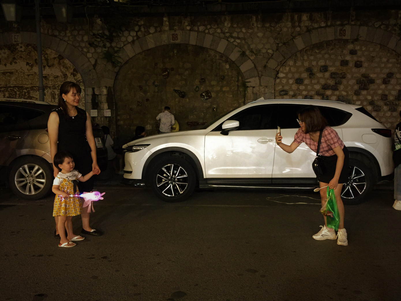 Phố bích họa Phùng Hưng treo đèn lồng đón Trung thu ảnh 9