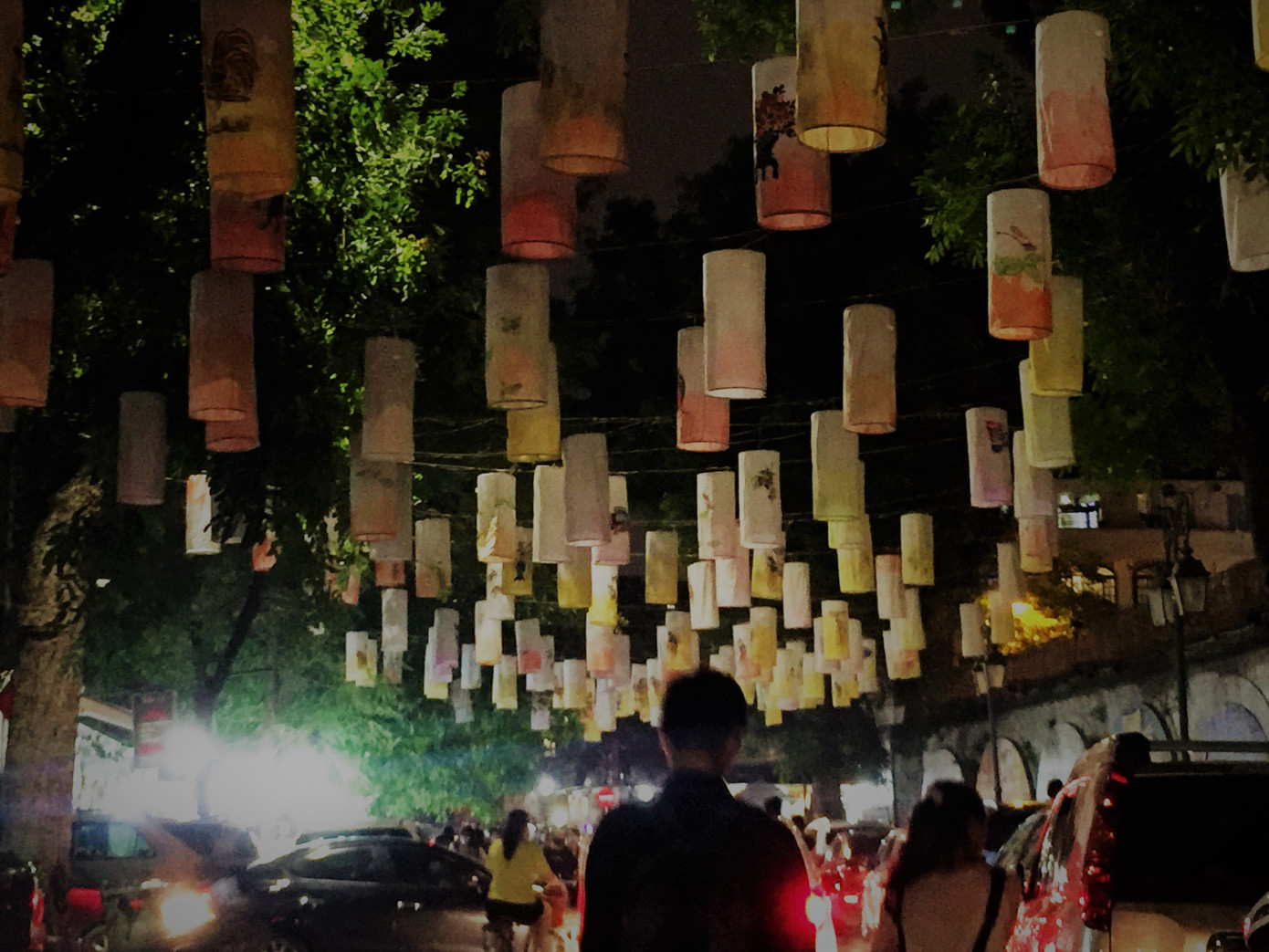 Phố bích họa Phùng Hưng treo đèn lồng đón Trung thu ảnh 3