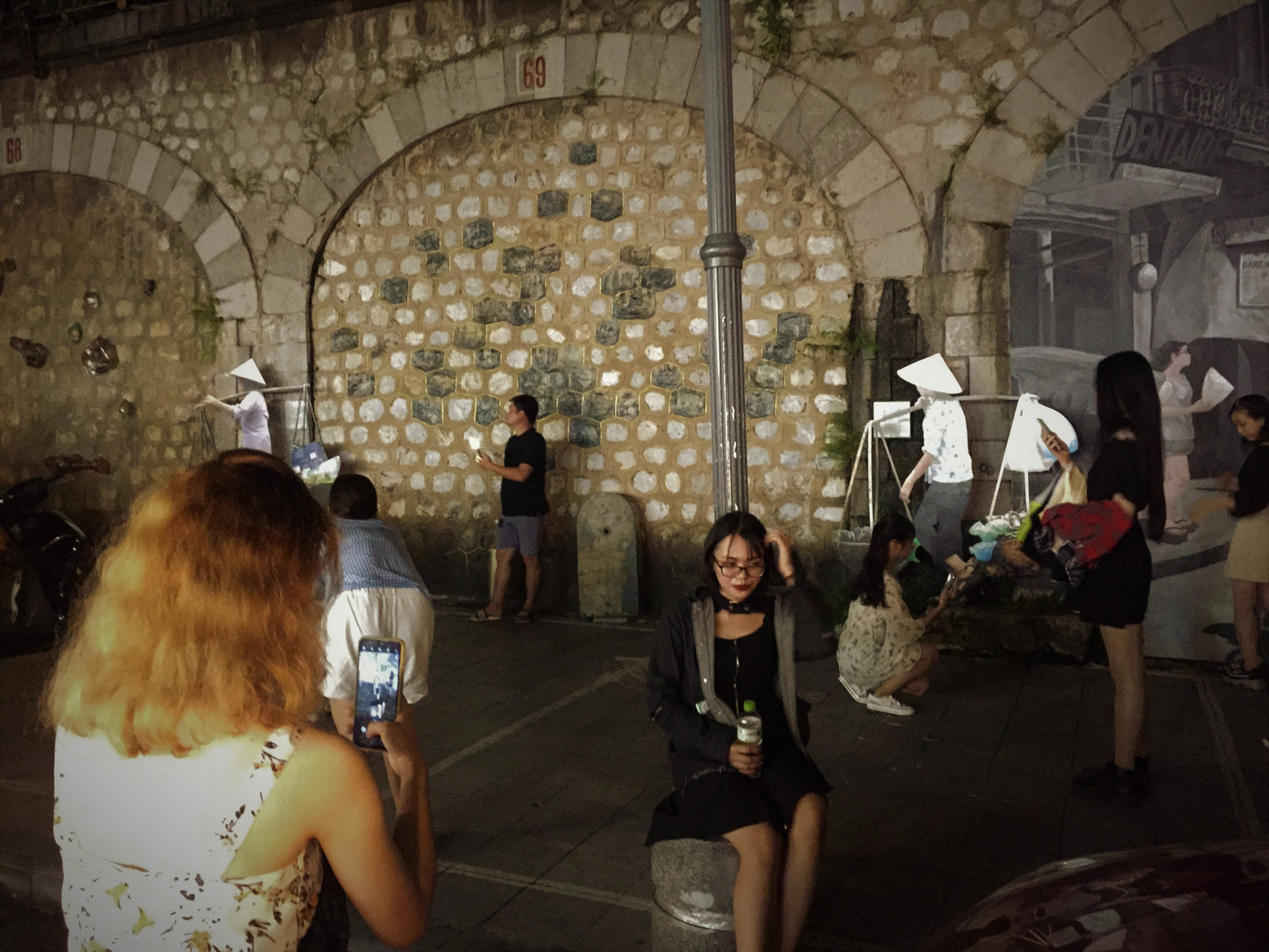 Phố bích họa Phùng Hưng treo đèn lồng đón Trung thu ảnh 7