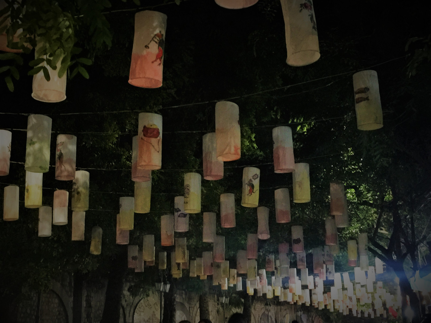 Phố bích họa Phùng Hưng treo đèn lồng đón Trung thu ảnh 4