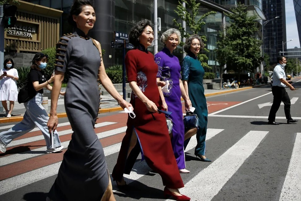 4 'bà bà' biến đường phố thành sàn diễn thời trang gây 'sốt' cộng đồng mạng ảnh 4