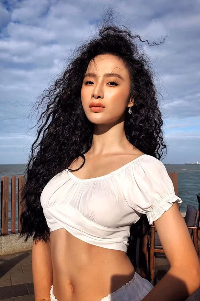 Không còn những bộ cánh hở bạo, Angela Phương Trinh khoe mặt mộc đẹp rạng ngời ảnh 1