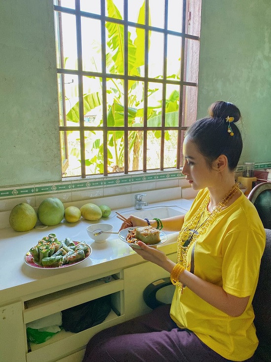 Không còn những bộ cánh hở bạo, Angela Phương Trinh khoe mặt mộc đẹp rạng ngời ảnh 5