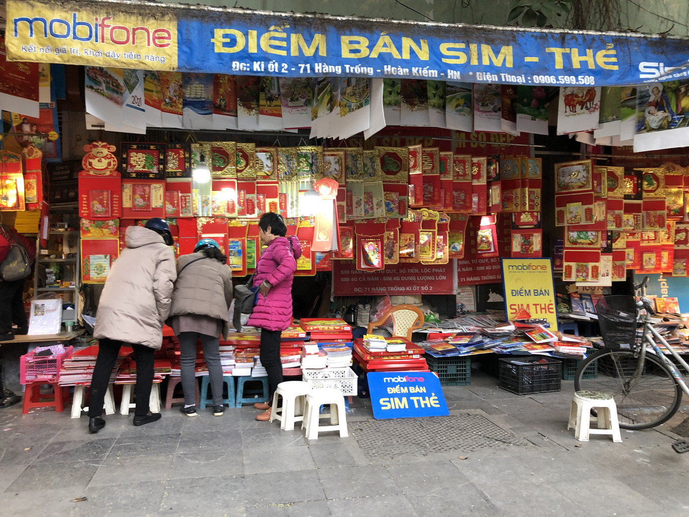 Tết Dương lịch đến gần, phố phường Hà Nội ngập tràn sắc đỏ ảnh 2