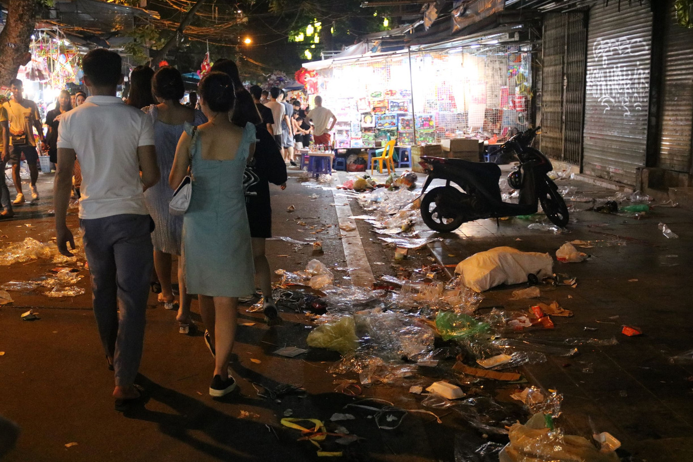 Phố Hàng Mã ngập trong 'biển rác' sau đêm Trung thu ảnh 4