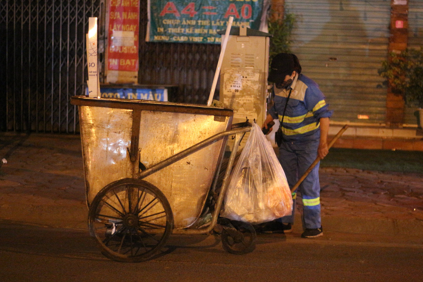 Người lao động nghèo vật lộn mưu sinh trong đêm giá rét ở Hà Nội ảnh 11