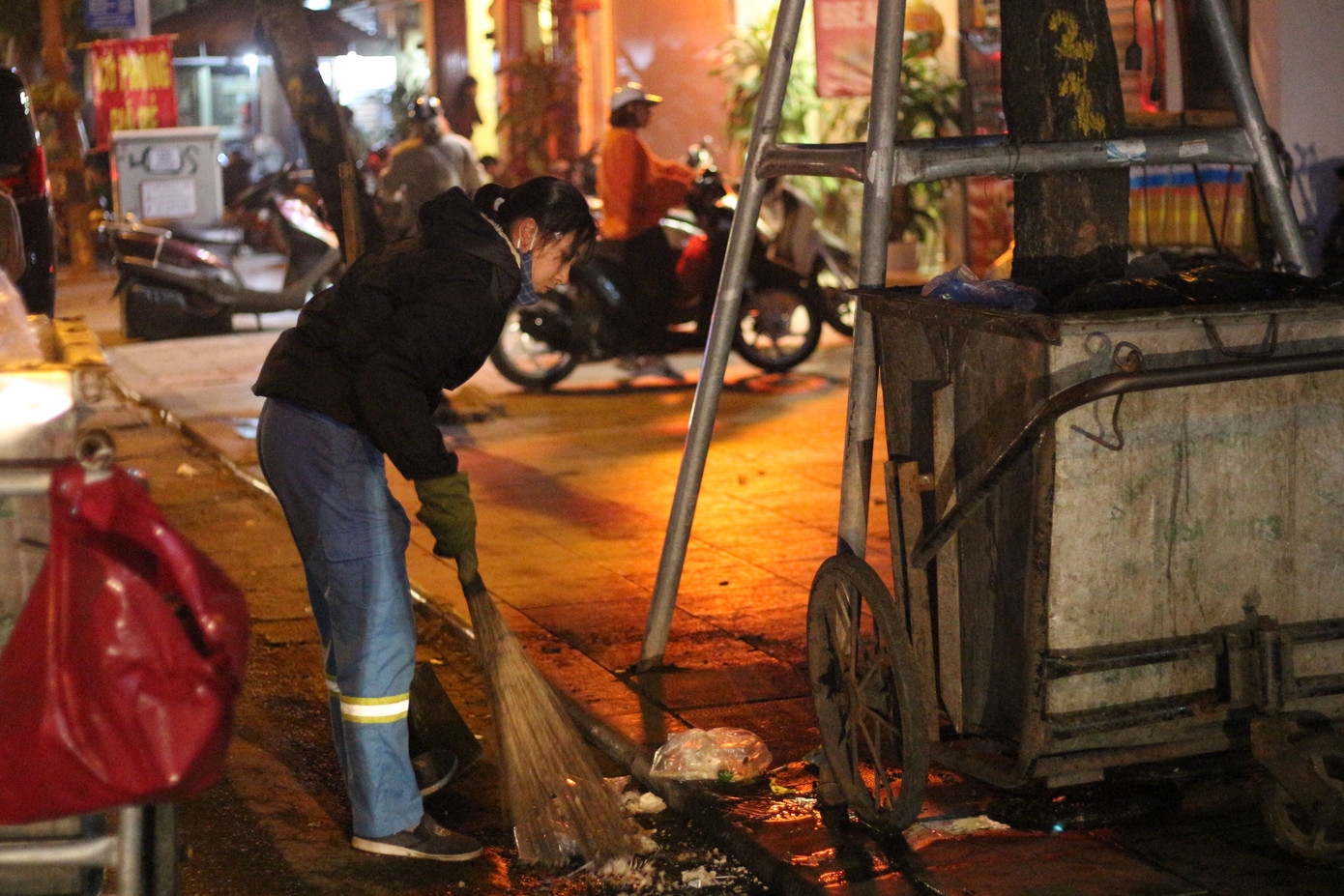 Người lao động nghèo vật lộn mưu sinh trong đêm giá rét ở Hà Nội ảnh 6