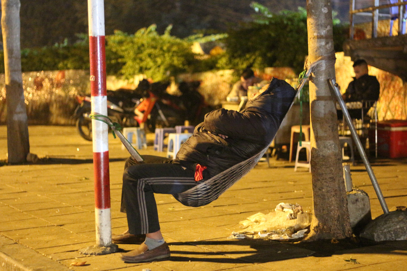 Người lao động nghèo vật lộn mưu sinh trong đêm giá rét ở Hà Nội ảnh 16