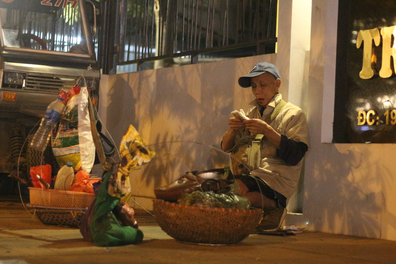 Người lao động nghèo vật lộn mưu sinh trong đêm giá rét ở Hà Nội ảnh 12