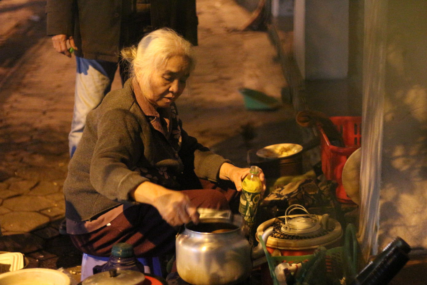 Người lao động nghèo vật lộn mưu sinh trong đêm giá rét ở Hà Nội ảnh 1