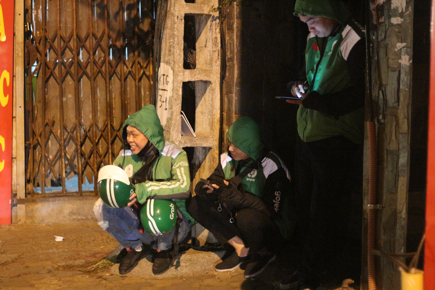 Người lao động nghèo vật lộn mưu sinh trong đêm giá rét ở Hà Nội ảnh 15