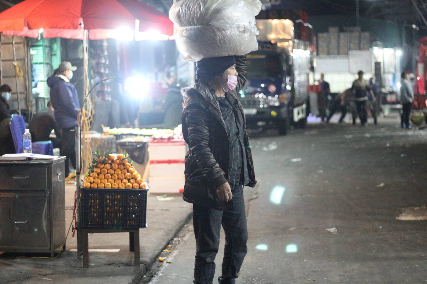 Người lao động nghèo vật lộn mưu sinh trong đêm giá rét ở Hà Nội ảnh 10