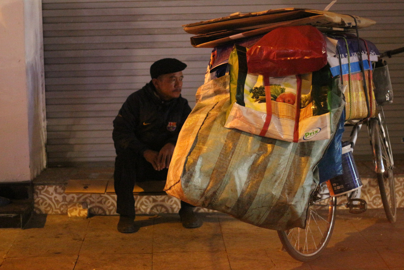 Người lao động nghèo vật lộn mưu sinh trong đêm giá rét ở Hà Nội ảnh 3