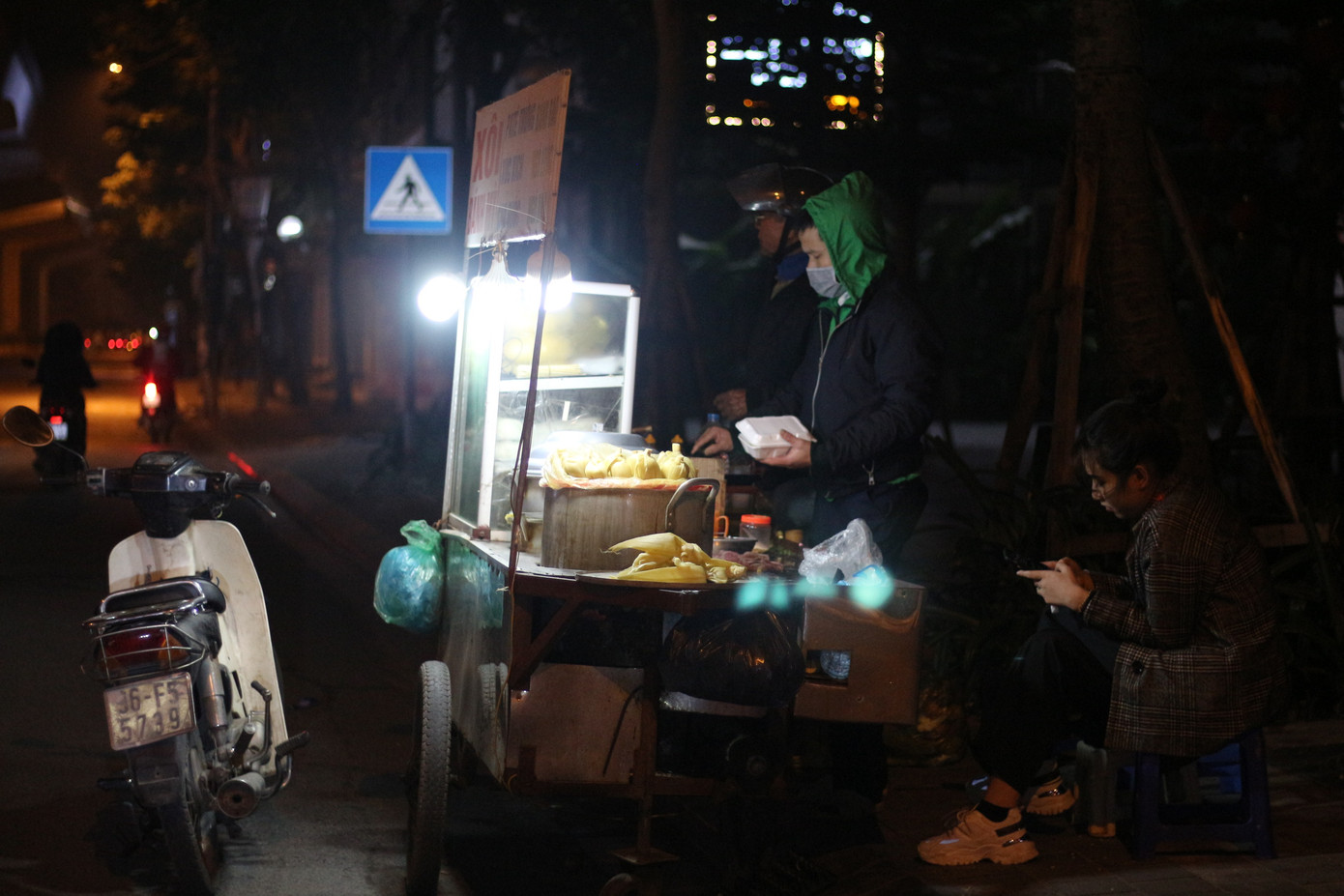 Người lao động nghèo vật lộn mưu sinh trong đêm giá rét ở Hà Nội ảnh 4