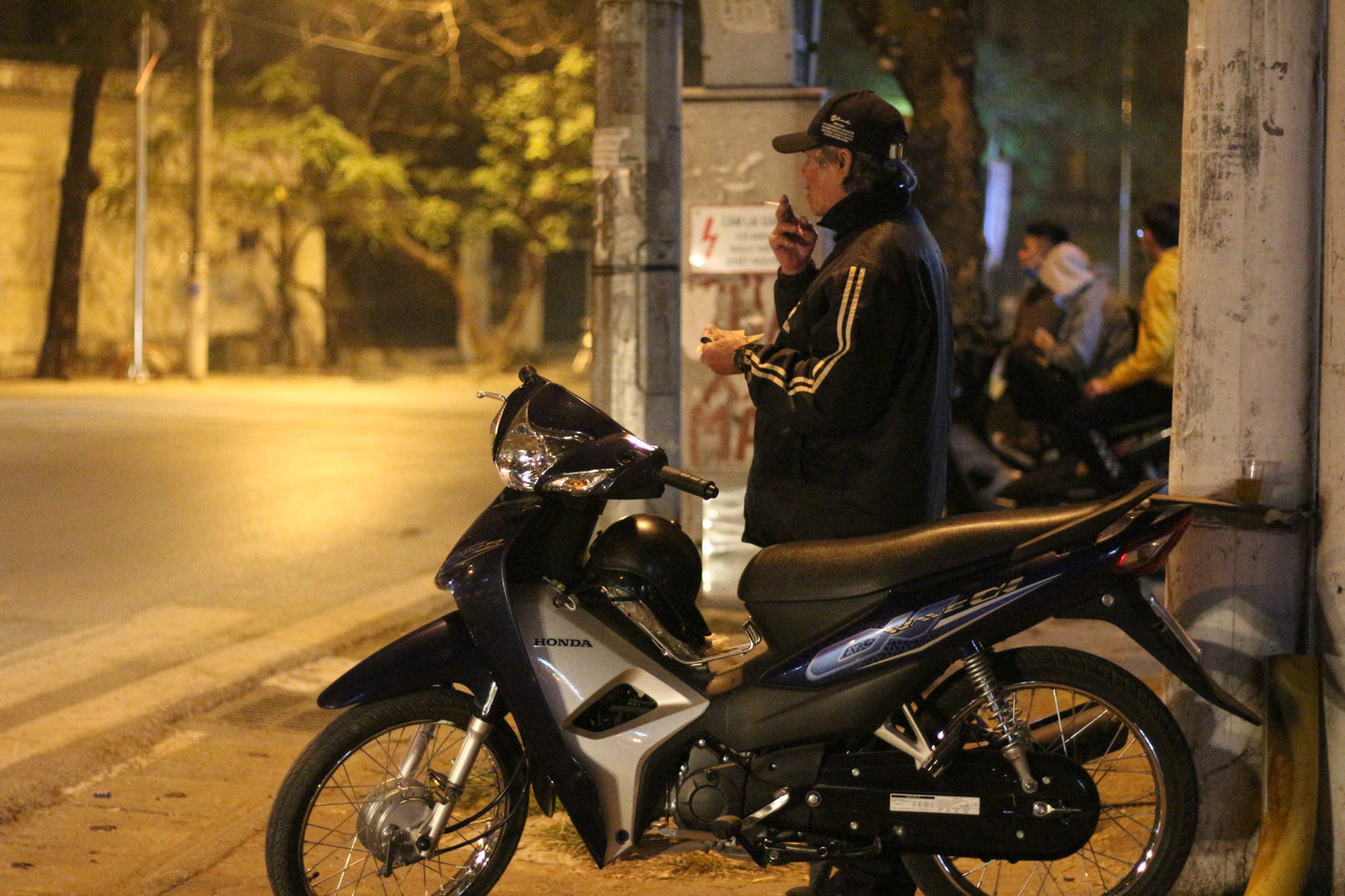 Người lao động nghèo vật lộn mưu sinh trong đêm giá rét ở Hà Nội ảnh 7