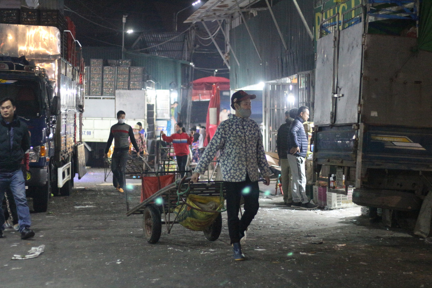 Người lao động nghèo vật lộn mưu sinh trong đêm giá rét ở Hà Nội ảnh 9
