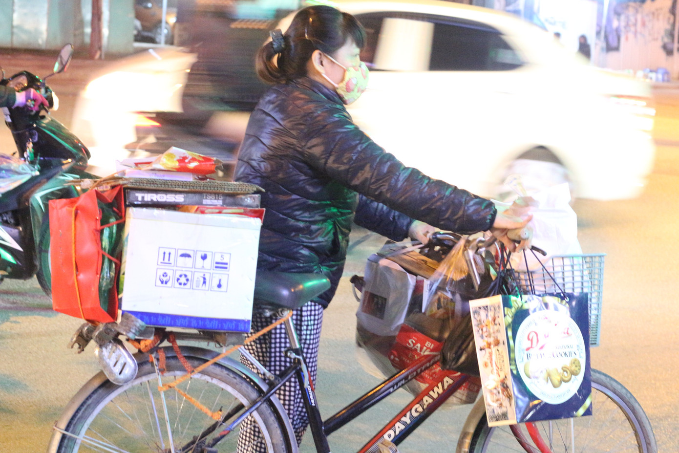 Người lao động nghèo vật lộn mưu sinh trong đêm giá rét ở Hà Nội ảnh 14