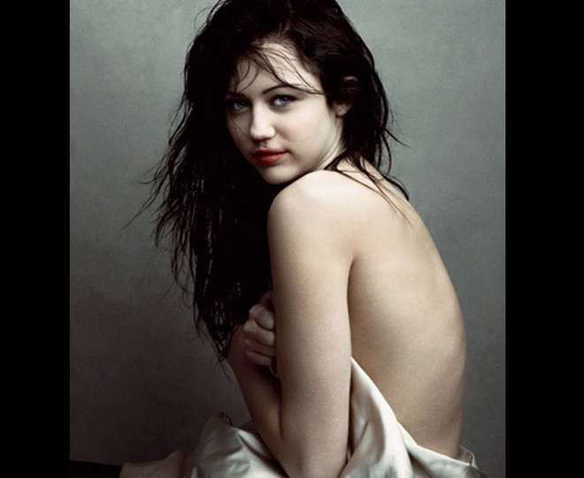 Miley Cyrus phô ngực trần táo bạo trên tạp chí ảnh 4