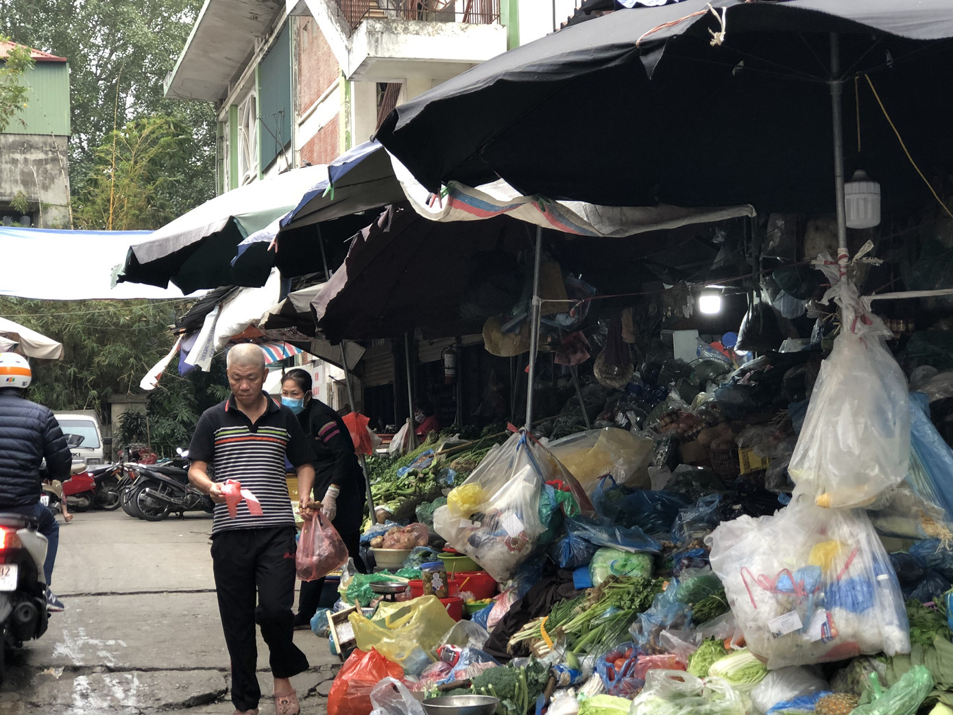 Dịch tái bùng phát phức tạp, người dân đến chợ đầu mối Hà Nội vẫn 'quên' khẩu trang ảnh 15