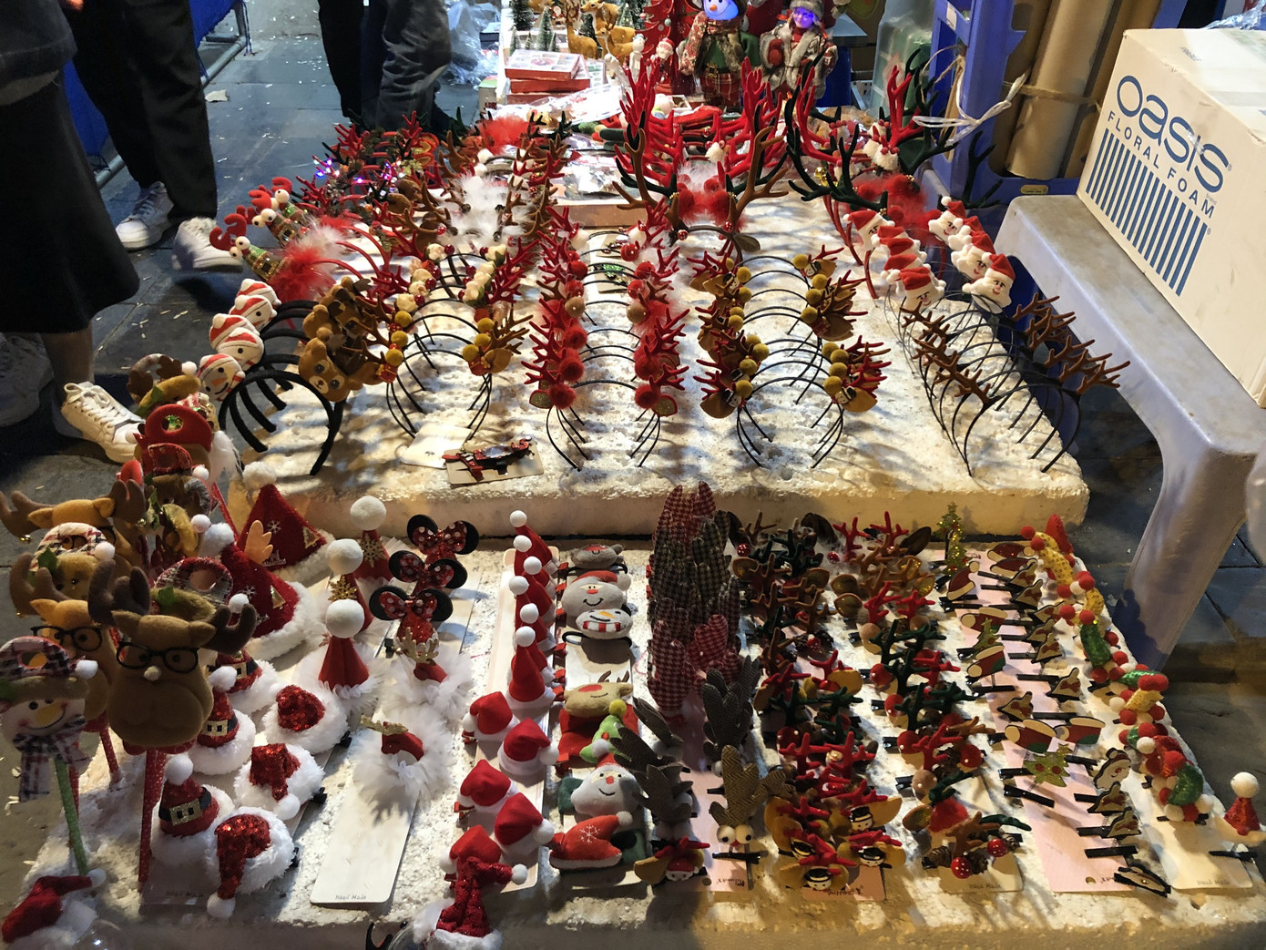 Nhộn nhịp thị trường đồ trang trí, quà tặng Noel ảnh 7